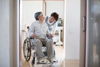 車いすの親を介護する女性※画像はイメージです（kazoka303030/stock.adobe.com）