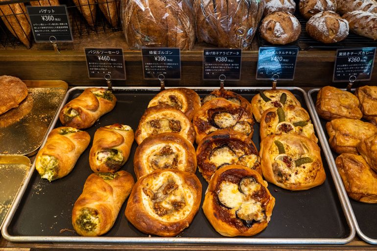 バジルソーセージ、蜂蜜ゴルゴン、焼き茄子（なす）アラビアータ、レモンタルタルチキンなど