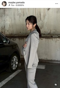 山田かなが披露した「FLASH」（25年9月9日発売号）オフショット　本人のインスタグラム（@maybe.yamada）より＝2025年9月10日投稿