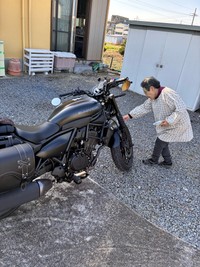 孫を思いバイクに塩をかける祖母…（限界サラリーマンKTさん提供）