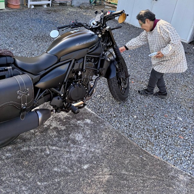 孫を思いバイクに塩をかける祖母…（限界サラリーマンKTさん提供）