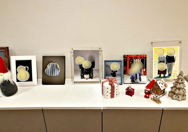 キャビネットに飾られた家族写真ーーどこか変！？（画像提供：Kiyono_tさん）