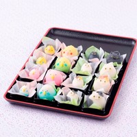 ガシャポンのフィギュアと実物の練り切りを並べたもの。大きい方が実物。 ※三宅さん提供