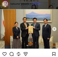 （左から）加藤鮎子国交部会長、深澤陽一文科部会長とともに、木原稔官房長官に提言を渡した勝目やすし氏＝勝目やすし氏のインスタグラム＠katsume_yasushiより