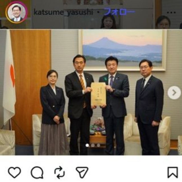 （左から）加藤鮎子国交部会長、深澤陽一文科部会長とともに、木原稔官房長官に提言を渡した勝目やすし氏＝勝目やすし氏のインスタグラム＠katsume_yasushiより