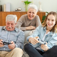 孫の面倒を見る祖父母、認知症になりにくい！？