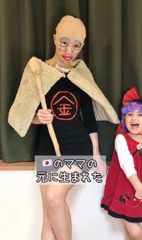 子泣き爺に扮したお母さんと猫娘に扮した娘さん／投稿主提供