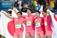 日の丸を広げ肩を組む（左から）山県亮太、飯塚翔太、桐生祥秀、ケンブリッジ飛鳥＝リオデジャネイロ