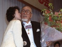 1992年１月、文化勲章を祝う会で、女優・沢口靖子（左）から祝福のキスを受ける森繁久彌さん＝都内