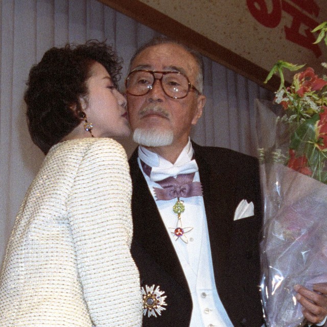 1992年１月、文化勲章を祝う会で、女優・沢口靖子（左）から祝福のキスを受ける森繁久彌さん＝都内