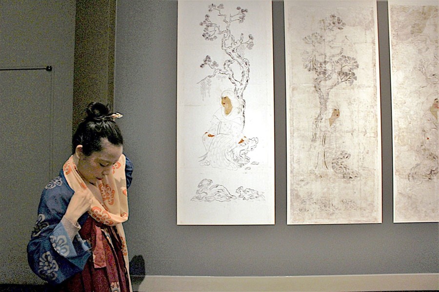 奈良の正倉院展…20年ぶり展示の「鳥毛立女屏風」と同じ衣装で注目