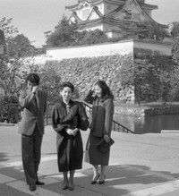 （左から）小野寺昭、八千草薫さん、叶和貴子＝1986年