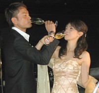 乾杯をする渡辺めぐみ（右）と星野芳徳＝2007年