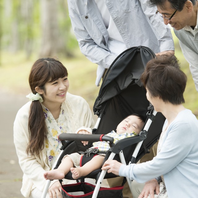 可愛がってもらえるのはうれしいけれど、内心は「赤ちゃんに触らないで…」※画像はイメージです（ohayou!/stock.adobe.com）