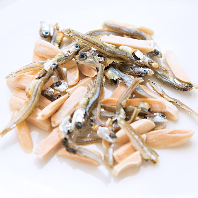 確かに魚の目が怖いかも！ アーモンドフィッシュ ※画像はイメージです（azuki/stock.adobe.com）