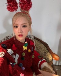 韓国アイドルが年末に発売するSPグッズ「シーズングリーティング」、23年はロゼのみが発売（出典：ロゼ Instagram）