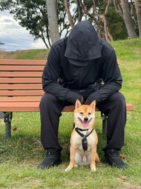 全身黒ずくめの飼い主さんとにっこり笑みを浮かべる禄くん（画像提供：柴犬 ろくさん）