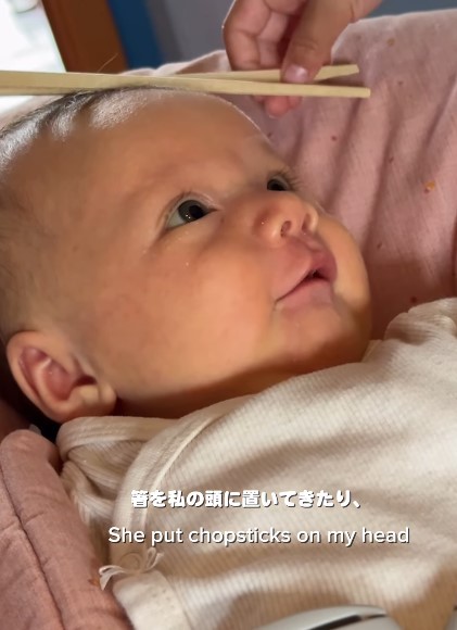 頭の上に割り箸……！？（提供：＠ouk713さん）
