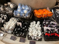 ファン垂涎のグッズ売り場＝神戸市立博物館