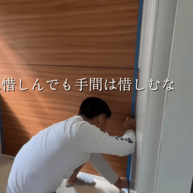 白い作業着姿で壁面を整える渡辺さん。手間を惜しまない工程がうかがえる／DIY房総03・渡辺さん（@Boro_Saisei_J）提供