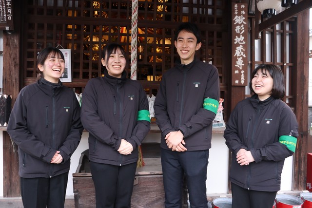 「ガイドは奥深い」とアピールし、新しい仲間を募る会員たち（京都市北区・地蔵院）
