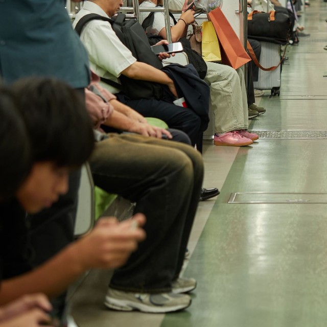 大きな荷物を膝の上に抱え、譲り合って座る乗客たち　※写真はイメージ（zheng qiang/stock.adobe.com）