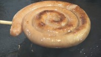 会場で販売されている渦巻きを模したソーセージ