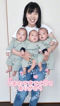 0歳の頃の三つ子を抱き抱えるあすかさん／あすかさん（@asuka_4kids__)提供