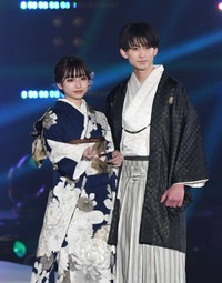 重川茉弥と前田俊＝2023年3月撮影