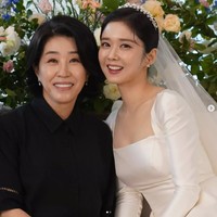 キム・ミギョンの公式インスタグラム@kim_mee_kyungより キム・ミギョンは、ドラマ「ゴー・バック夫婦」で親子役を演じたチャン・ナラの結婚式へ参列した