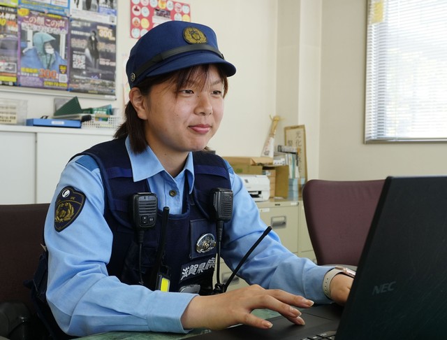 膳所駅前交番で勤務する村居朋香さん（大津市馬場２丁目）