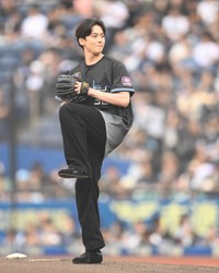 始球式を務めるONE N'ONLYの沢村玲＝ZOZOマリンスタジアム