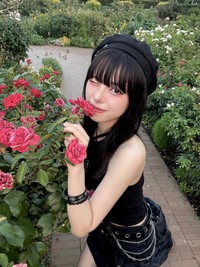 黒を基調としたファッションが好きなのだそう／MII MIZUSHIMAさん（@mii_mizushima）提供