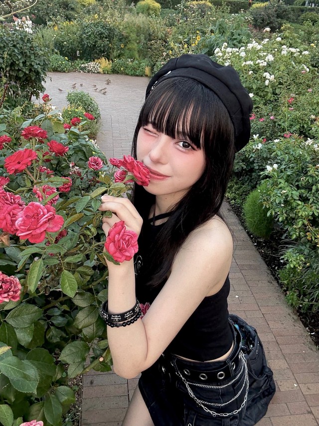 黒を基調としたファッションが好きなのだそう／MII MIZUSHIMAさん（@mii_mizushima）提供