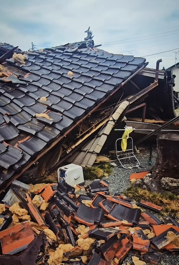 熊本地震で全壊した家から愛猫2匹の姿が見えなくなった…（「つかねこ動物愛護環境福祉事業部」さん提供、Instagramよりキャプチャ撮影）