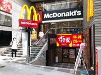 マクドナルドとすき家、確かに配色がそっくりですね（提供画像）