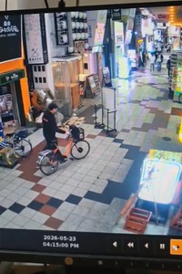 看板を避ける自転車の男性（たかロビンさん提供）