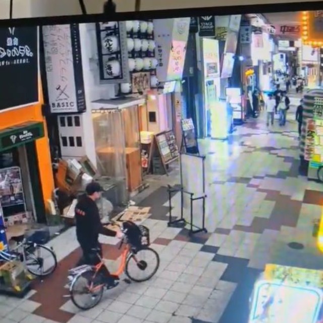 看板を避ける自転車の男性（たかロビンさん提供）