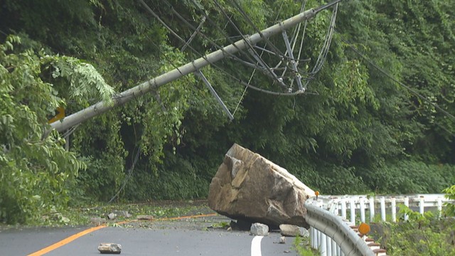 直径約2mの落石　岡山・吉備中央町の県道の一部区間が全面通行止め　復旧のめど立たず