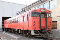 支社長の発案でタラコ色になったキハ40形。鉄道ファンも地元の高校生にも喜ばれているそう