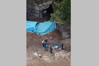 ルーシー・ブラックマンさんの遺体が見つかった海岸付近を調べる捜査員