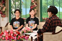 「徹子の部屋」   (右から)黒柳徹子、クワバタオハラ＝テレビ朝日提供