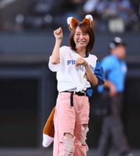 きつねダンスを踊る鈴木亜美＝エスコンフィールド北海道
