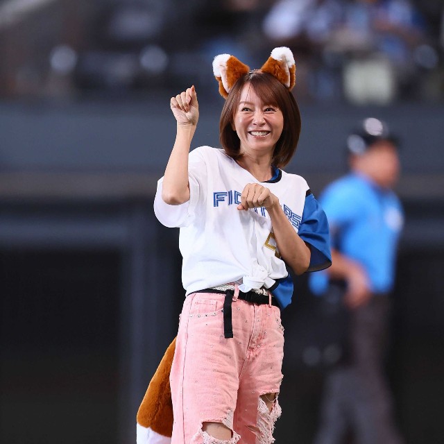 きつねダンスを踊る鈴木亜美＝エスコンフィールド北海道