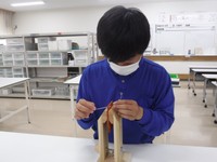 ネームホルダーを制作する様子　提供：倉敷まきび支援学校