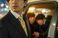 酔っ払った夫が、終電を逃した友達を二人連れて帰ってきた！？　※この画像はAdobe Fireflyで作成したイメージです