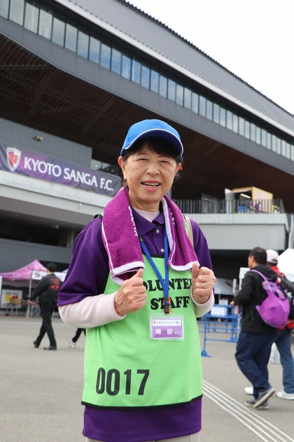 キックオフの４時間以上前にユニホームに着替え、試合に備える南部さん（１０月２５日、亀岡市亀岡駅北１丁目・サンガスタジアム京セラ）