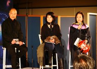 マドーチームでトークを繰り広げる（左から）栗原敏、長門美雪、吉岡ひとみ＝都内