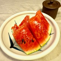 スイカを食べるときは塩を振りましょう！