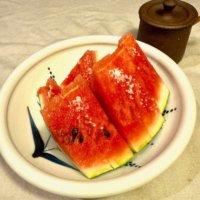 スイカを食べるときは塩を振りましょう！